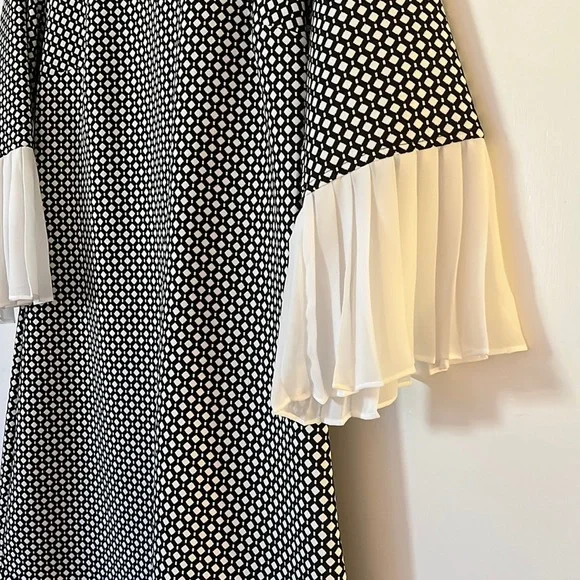 Black and White Mini Dress with Pleated Sleeves - Picture 5 of 8